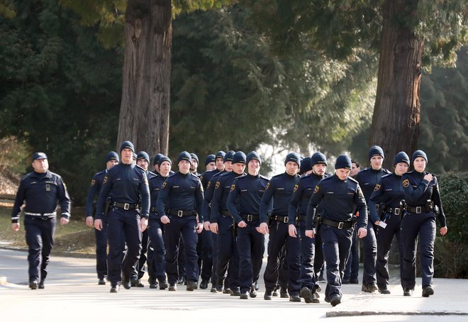 Med epidemijo so bili prav policisti poleg carinikov tista poklicna skupina, v kateri je bilo največ zaposlenih prejelo dodatke za delo v času epidemije. Foto Dejan Javornik
