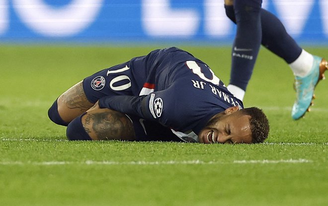 Neymar si je poškodoval kolenske vezi, zato bo moral na operacijo. FOTO:&nbsp;Christian Hartmann/Reuters
