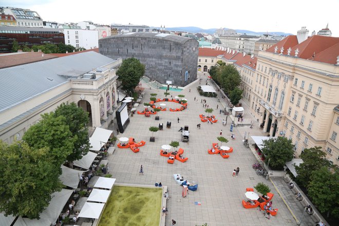 MQ, kot Dunajčani pravijo svoji MuseumsQuartier, je stičišče baročne in moderne arhitekture, majhnih in velikih kulturnih ustanov in skoraj vseh vej umetnosti. FOTO: Milan Ilić
