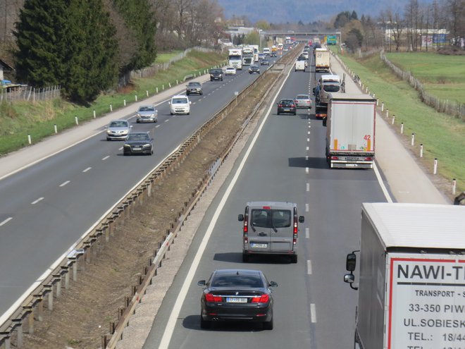 Primorsko avtocesto med Brezovico in Vrhniko v obe smeri prevozi 73.550 motornih vozil na dan. FOTO: Bojan Rajšek/Delo
