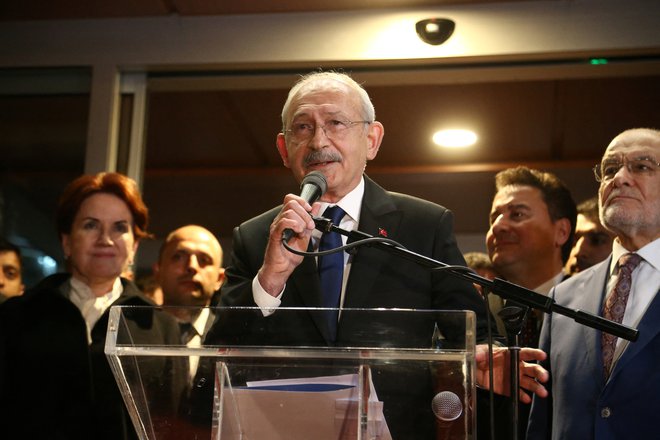 Opozicijski predsedniški kandidat Kemal Kiliçdaroğlu (CHP) v družbi opozicijskih partnerjev

Foto Cagla Gurdogan/Reuters
