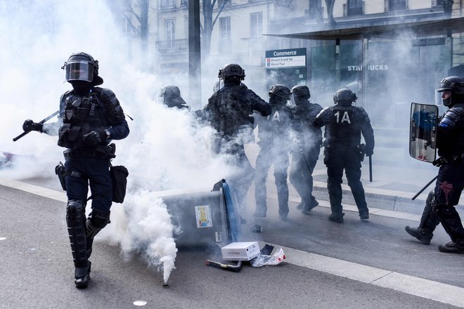 Francozi so na ulici pogosto&nbsp;razboriti. Prizor je iz Nantesa.

Foto Sebastien Salom-gomis/Afp
