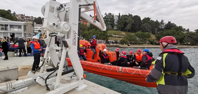 Tako so prikazali spust rešilnega čolna v morje na dan pomorstva pred Čolnarno Fakultete za pomorstvo in promet Univerze v Ljubljani. FOTO: Boris Šuligoj
