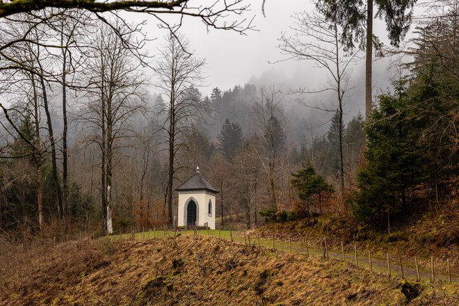 Na hribčku nad igriščem je družinska grobnica s kapelico, ki jo je Tavčar skrbno načrtoval kot svoje zadnje počivališče. FOTO: Črt Piksi
