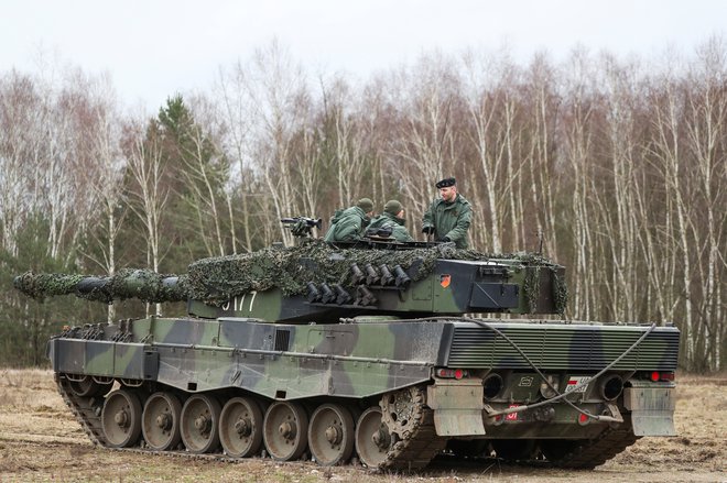 Večji premiki pri dobavi orožja so se začeli v zadnjih mesecih, ko je bila sprejeta odločitev več držav EU na čelu z Nemčijo, da bodo Ukrajini poslale tanke leopard 2. FOTO:&nbsp; Kacper Pempel/Reuters
