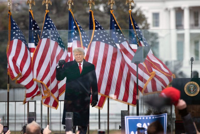 Tedanji republikanski predsednik Donald Trump je privržence 6. januarja 2021 pozval k pohodu na kongres, pa čeprav miroljubnemu. FOTO: Brendan Smialowski/AFP
