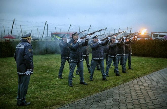 Na pogrebu policista so se od njega poslovili tudi njegovi kolegi. FOTO: Blaž Samec/Delo
