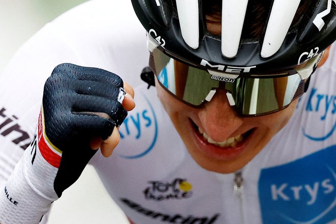Tadej Pogačar proslavlja zmago na šesti etapi lanske dirke po Franciji. FOTO: Christian Hartmann/Reuters
