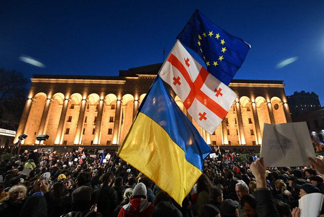 Demonstranti so danes pred zgradbo parlamenta&nbsp;prišli z zastavami Gruzije, Evropske unije in Ukrajine.

FOTO: Vano Šlamov/AFP
