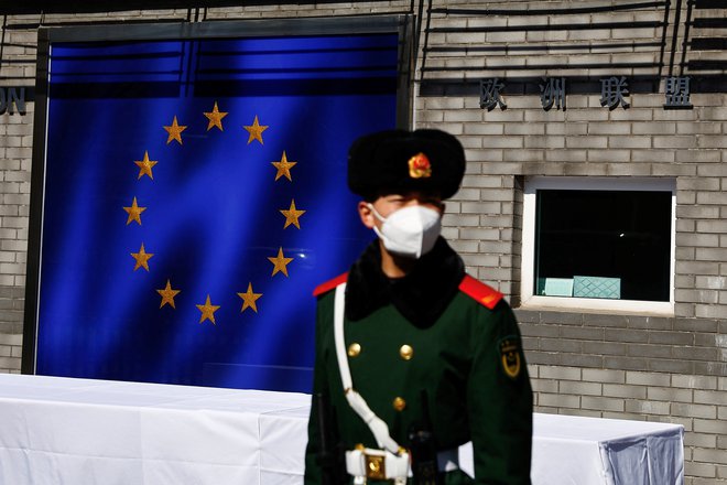 Kitajski diplomati bodo do EU obzirno nežni, dokler ne bodo izgubili upanja na možnost, da bi Evropejce odvrnili od ZDA. FOTO: Tingshu Wang/Reuters
