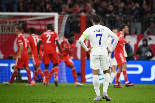 Kylian Mbappe spremlja veselje nogometašev Bayerna. FOTO: Franck Fife/AFP
