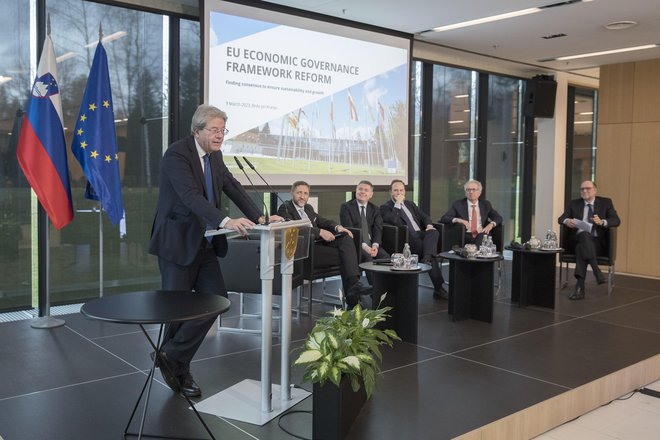 Konferenca z uglednimi gosti iz tujine: z leve evropski komisar za gospodarstvo Paolo Gentiloni, slovenski minister za finance Klemen Boštjančič, predsednik evroskupine Paschal Donohoe, portugalski minister za finance Fernando Medina,&nbsp;izvršni direktor Evropskega mehanizma za stabilnost Pierre Gramegna in moderator, nekdanji minister in guverner BS Mitja Gaspari. FOTO: Leon Vidic/Delo
