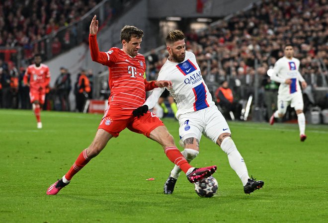 Veterana Sergio Ramos in Thomas Müller (levo, izbrali so ga za igralca tekme) sta pokazala precej več kot nekateri mlajši kolegi. FOTO:&nbsp;Angelika Warmuth/Reuters
