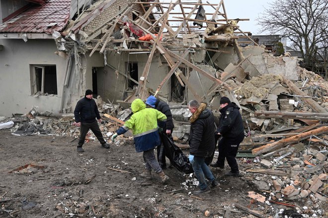 Posledice ruskega raketnega napada blizu Lvova Foto Yuriy Dyachyshyn/AFP
