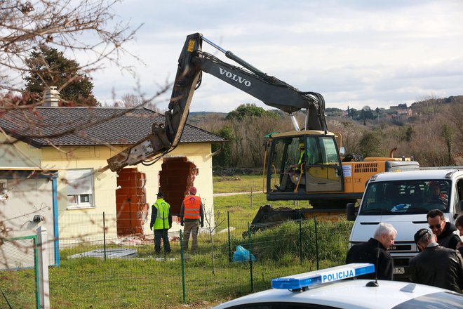 Glavni državni inšpektor Andrija Mikulić je dejal, da so pri rušenju črnih gradenj, ki so za nekoga dom, pozorni na vse podrobnosti.
FOTO: Goran Sebelić/Cropix
