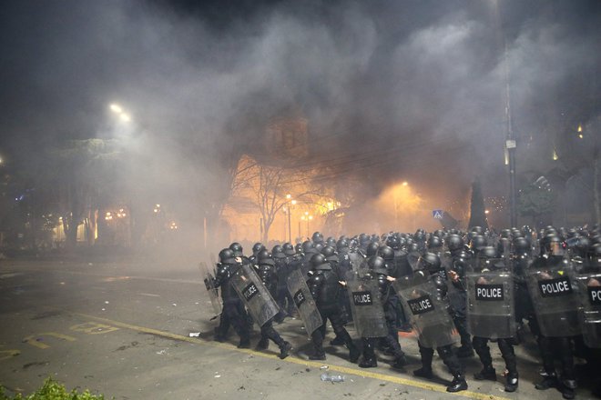 Drevi so se protestniki znova zbrali pred poslopjem parlamenta. FOTO:&nbsp;Zurab Cercvadze/AFP
