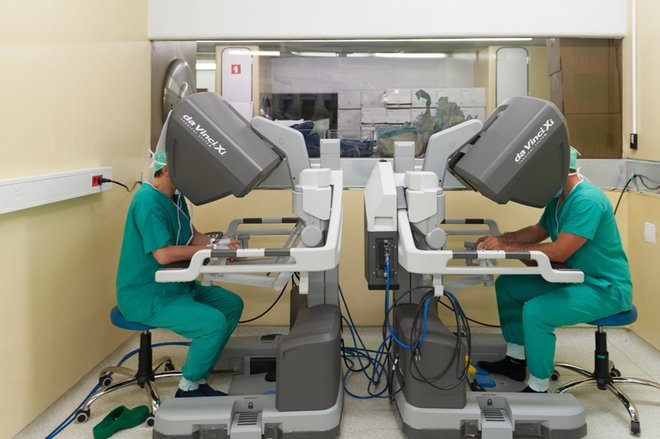 Kirurg na ekranu vidi desetkrat povečano tridimenzionalno sliko tkiva, skalpel pa vodi prek konzole, kar mu omogoča bolj natančne reze.

Foto Arhiv UKC Ljubljana
