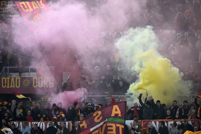 Navijači Rome so si dali duška ob zmagi proti Špancem.&nbsp;FOTO:&nbsp;Alberto Lingria/Reuters
