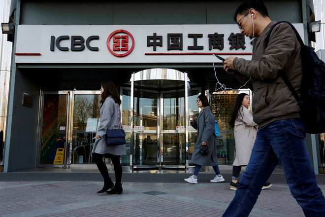 Največja kitajska banka ICBC ima več kot 500 milijonov strank.

FOTO: Florence Lo/Reuters
