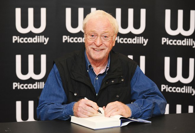 Michael Caine med podpisovanjem avtobiografije z naslovom The Elephant to Hollywood v Londonu leta 2010.&nbsp;FOTO: Ian West/Reuters
