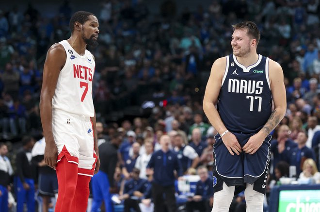 Zvezdniški dvojec lige NBA Luka Dončić in Kevin Durant se v hudem ritmu tekem sooča tudi s poškodbami. FOTO: Kevin Jairaj/Usa Today Sports
