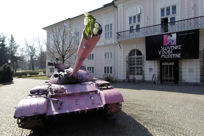 Pred leti je pred Muzejem novejše zgodovine stal roza tank. Tank so pozneje pobarvali nazaj v sivo-olivne barve, muzej pa preimenovali. FOTO: Matej Družnik
