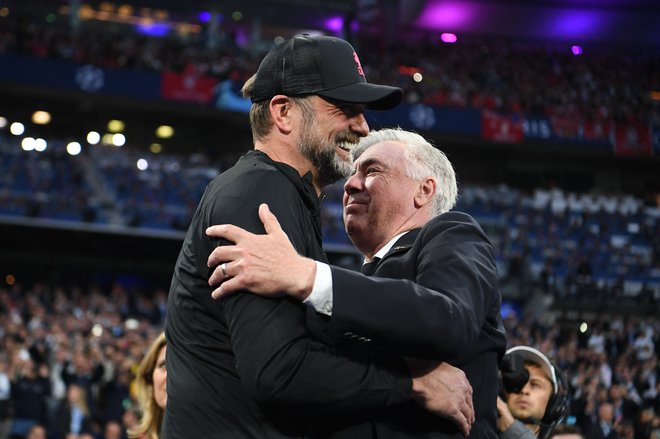 Carlo Ancelotti (desno) je neporažen na zadnjih petih obračunih z Jürgnom Kloppom, njuna kluba sta se lani merila tudi v finalu lige prvakov. FOTO: Franck Fife/AFP
