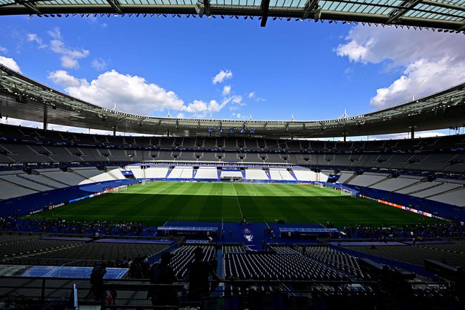 Pogled na Stade de France pred treningoma nogometašev madridskega Reala in Liverpoola, ekipi sta se lani na pariški zelenici pomerili za naslov v Uefini ligi prvakov, z 1:0 je zmagal Real, v okolici štadiona pa se je pripetilo več incidentov.&nbsp;FOTO: Javier Soriano/AFP
