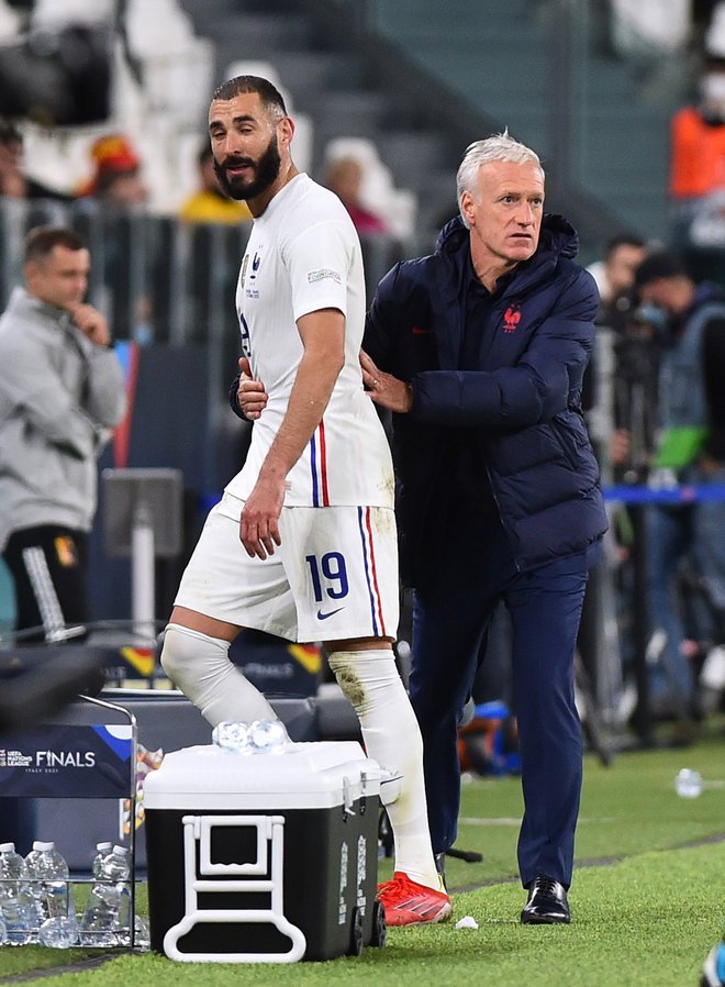 Didier Deschamps in Karim Benzema med polfinalno tekmo zaključnega turnirja lige narodov z Belgijo v Torinu oktobra 2021. FOTO: Massimo Pinca/Reuters
