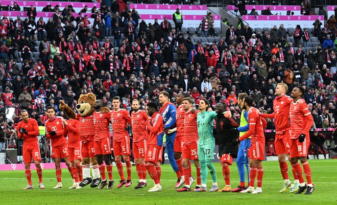 Bayernovi nogometaši so se zahvalili navijačem. FOTO: Angelika Warmuth/Reuters
