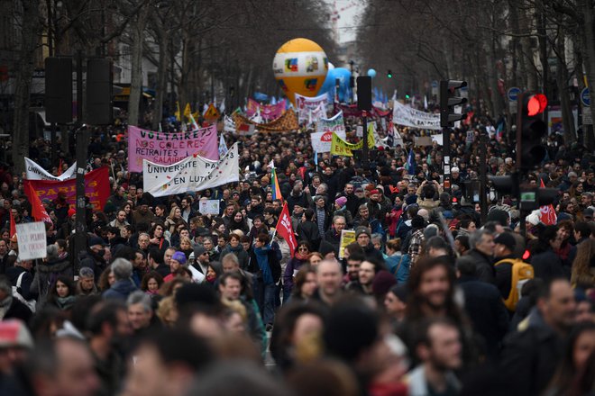 Po navedbah notranjega ministrstva se je včerajšnjih demonstracij udeležilo okoli 368.000 ljudi. FOTO: Christophe Archambault/AFP
