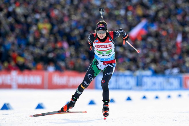 Italijanka Dorothea Wierer med sobotno štafetno preizkušnjo v Östersundu. FOTO: Anders Wiklund/AFP
