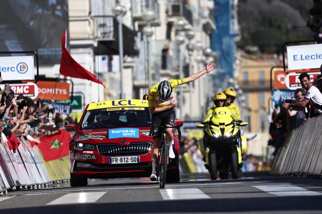 Tadej Pogacar ob prihodu v cilj nedeljske zadnje etape v Nici. FOTO: Anne-Christine Poujoulat/AFP
