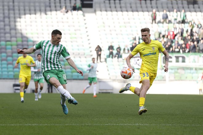 Mario Kvesić in Mark Strajnar v eni od akcij na derbiju kola v Stožicah. FOTO: Leon Vidic
