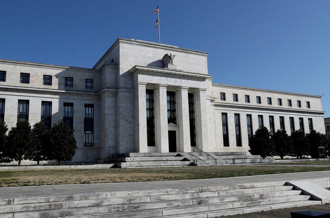Stavba ameriške centralne banke Federal Reserve v presolnici Washington. FOTO: Leah Millis/Reuters
