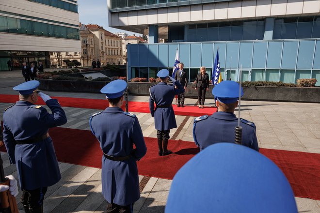 Uradni obisk predsednika vlade Roberta Goloba v BiH, kjer so ga sprejeli z vojaškimi častmi. FOTO: Nebojsa Tejic/STA
