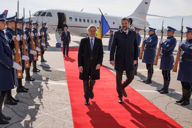 Sprejem predsednika vlade Roberta Goloba na sarajevskem mednarodnem letaliscu. FOTO: Nebojsa Tejic/STA
