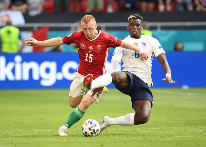 Paul Pogba (desno) ob lanski poletni vrnitvi v Torino nima razlogov za zadovoljstvo. FOTO: Franck Fife/Reuters
