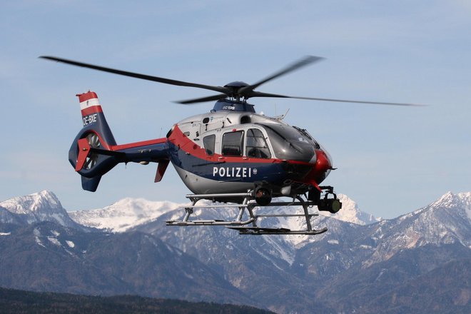 Šele v včerajšnjem jutru je policijski helikopter lahko dvignil truplo ponesrečenca. FOTO: Avstrijska Policija
