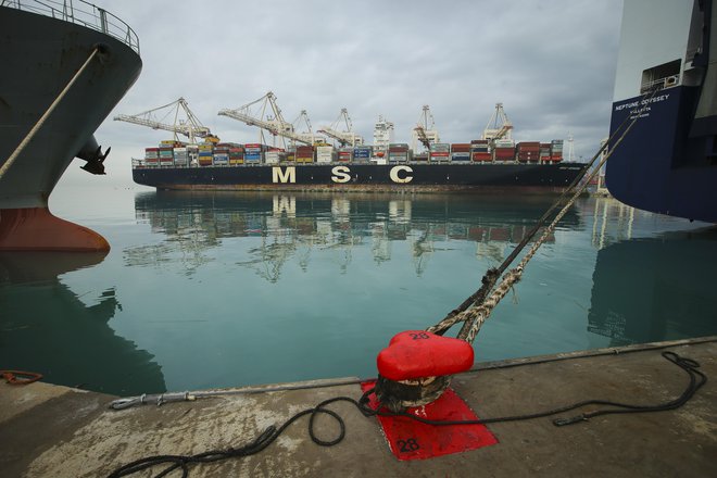 Zaradi svoje velikosti in razvejenosti so prav pristanišča eden večjih tehnoloških izzivov logistov. FOTO: Jože Suhadolnik/Delo
