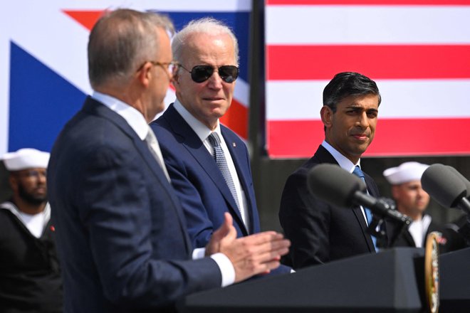 Predsednik avstralske vlade Anthony Albanese, ameriški predsednik Joe Biden in britanski premier Rishi Sunak med ponedeljkovo slovesnostjo v San Diegu Foto: Jim Watson/AFP
