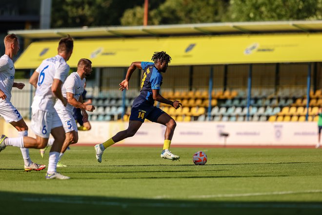 Robustni celjski napadalec Charles Ikwuemesi je v Kopru pokazal moč in hitrost, ki sta lahko nerešljivi uganki tudi za Olimpijine branilce. FOTO: Črt Piksi/Delo
