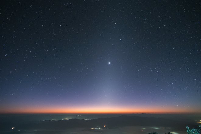 Stožec svetlobe ali zodiakalna svetloba prikazuje velikanski prašen oblak, ki se razprostira po našem osončju. FOTO: Shutterstock
