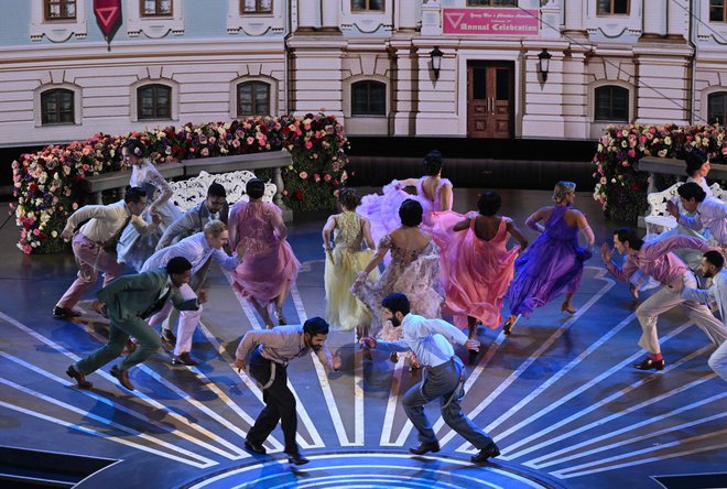 Izvedba Naatu Naatu z več kot dvajsetimi plesalci je bila po mnenju mnogih najboljša točka v oskarjevski noči.

FOTO: Patrick T. Fallon/AFP
