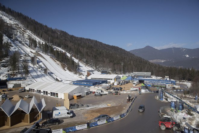 Za en sam prevoz iz Ljubljane v Planico in nazaj potrebujemo 1,3 drevesa za akumulacijo nastale količine CO2. FOTO: Leon Vidic/Delo
