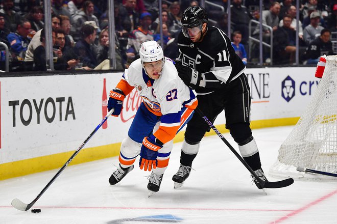 Slovenski as Anže Kopitar (desno) je na ledu prebil slabih 21 minut in v tem času na vrata tekmecev sprožil tri strele. FOTO: Gary A. Vasquez/USA Today Sports
