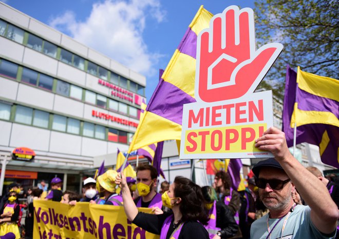 Nemci protestirajo proti zvišanju najemnin, ki jih je napovedal največji najemodajalec v Nemčiji, koncern Vonovia. FOTO: Jana Rodenbuch/Reuters
