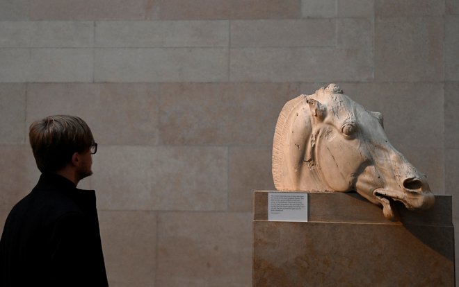 Fragment partenonske zbirke, ki jo hranijo v Britanskem muzeju v Londonu. FOTO: Toby Melville/Reuters
