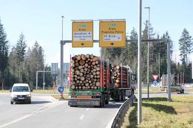 Po skoraj dvanajstih letih se pri nas nekateri tovornjaki še vedno vozijo brez zavese. FOTO MARKO FEIST
