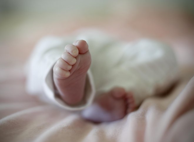 Zdravstveno osebje je takoj po porodu ukrepalo prepozno. FOTO: Blaž Samec/Delo
